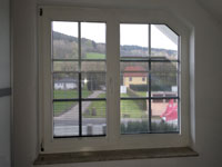 Transparente Plissees an einem rechteckigen und trapezförmigen Fenster